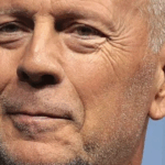 Bruce Willis sonriendo, fotografiado por los paparazzi en un coche: ¿Cómo se ve? Bruce Willis sonriendo, fotografiado por los paparazzi en un coche: ¿Cómo se ve?