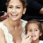 Con traje y corbata de hombre: Lopez salió junto a su hija de 17 años Con traje y corbata de hombre: Lopez salió junto a su hija de 17 años