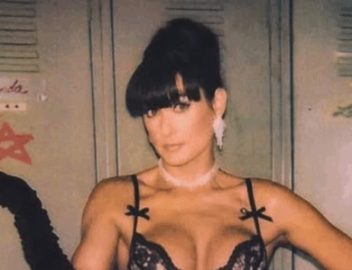 ¡La belleza atemporal que continúa inspirando! ¿Puedes adivinar quién es esta icónica figura que desafía el paso del tiempo?