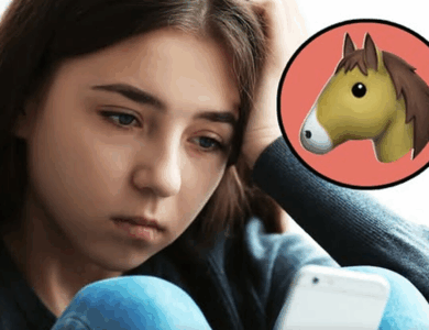 ¿Tu hijo usa este emoji? La policía revela un inquietante significado oculto tras el ícono del caballo