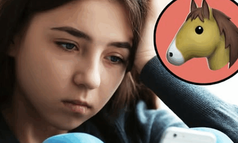 ¿Tu hijo usa este emoji? La policía revela un inquietante significado oculto tras el ícono del caballo