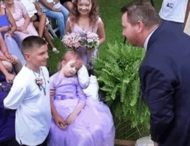 La familia cumple el último deseo de una niña de 10 años: una dulce boda con su amor de la infancia – ¡Las conmovedoras imágenes que derriten el corazón!