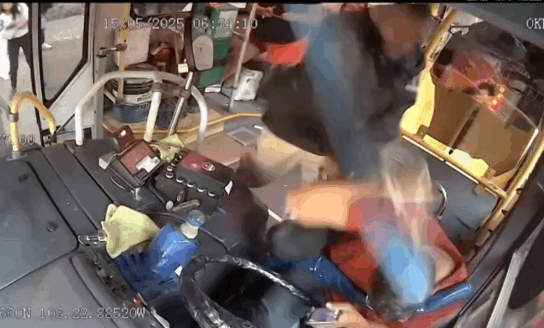 Pasajero golpea salvajemente a chofer de autobús en Guadalajara, lo deja en coma | IMÁGENES FUERTES