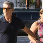 La esposa de Pierce Brosnan, de 61 años, deslumbra con su apariencia tras perder peso: ¿Qué pasa con su ‘extraña’ caminata?