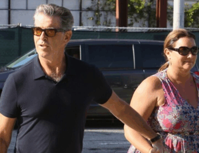 La esposa de Pierce Brosnan, de 61 años, deslumbra con su apariencia tras perder peso: ¿Qué pasa con su ‘extraña’ caminata? La esposa de Pierce Brosnan, de 61 años, deslumbra con su apariencia tras perder peso: ¿Qué pasa con su ‘extraña’ caminata?
