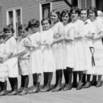 En esta familia hay 13 niños alineados en fila: ¿Cómo cabe esta gran familia en un coche? En esta familia hay 13 niños alineados en fila: ¿Cómo cabe esta gran familia en un coche?