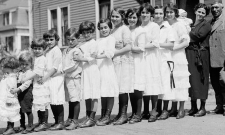 En esta familia hay 13 niños alineados en fila: ¿Cómo cabe esta gran familia en un coche?