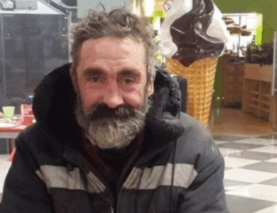 Una camarera amablemente atendió a un hombre sin hogar: ¡La chica no tenía idea de la sorpresa que le esperaba! Una camarera amablemente atendió a un hombre sin hogar: ¡La chica no tenía idea de la sorpresa que le esperaba!