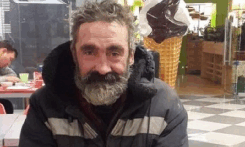 Una camarera amablemente atendió a un hombre sin hogar: ¡La chica no tenía idea de la sorpresa que le esperaba!