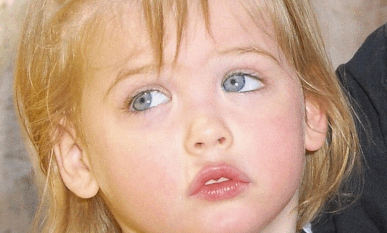 Perdió a su “famosa” madre cuando aún era un recién nacido: la niña criada por su padre en un pueblo pequeño