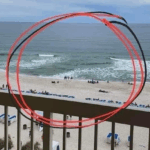 Si ves esto en la playa, no te acerques: las olas van en direcciones opuestas y es muy peligroso