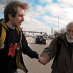 Un Hombre Ayuda a un Anciano Mendigo a Cruzar la Calle: ¡Al Día Siguiente Descubre un Auto Nuevo en Su Garaje! Un Hombre Ayuda a un Anciano Mendigo a Cruzar la Calle: ¡Al Día Siguiente Descubre un Auto Nuevo en Su Garaje!