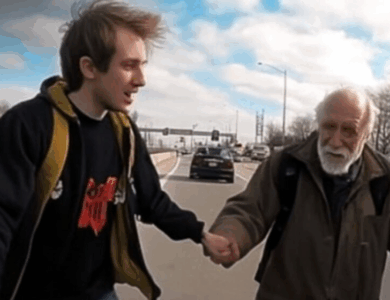 Un Hombre Ayuda a un Anciano Mendigo a Cruzar la Calle: ¡Al Día Siguiente Descubre un Auto Nuevo en Su Garaje! Un Hombre Ayuda a un Anciano Mendigo a Cruzar la Calle: ¡Al Día Siguiente Descubre un Auto Nuevo en Su Garaje!