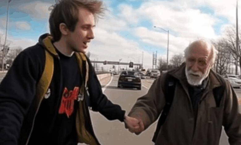 Un Hombre Ayuda a un Anciano Mendigo a Cruzar la Calle: ¡Al Día Siguiente Descubre un Auto Nuevo en Su Garaje!