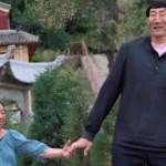 Un hombre de 2,5 metros de altura se casó con una mujer baja, y tuvieron un hijo especial: ¿Cómo lucen hoy ellos y su hijo? Un hombre de 2,5 metros de altura se casó con una mujer baja, y tuvieron un hijo especial: ¿Cómo lucen hoy ellos y su hijo?