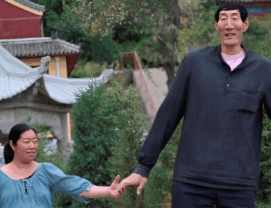 Un hombre de 2,5 metros de altura se casó con una mujer baja, y tuvieron un hijo especial: ¿Cómo lucen hoy ellos y su hijo?