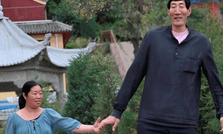 Un hombre de 2,5 metros de altura se casó con una mujer baja, y tuvieron un hijo especial: ¿Cómo lucen hoy ellos y su hijo?