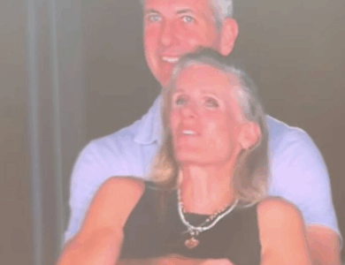 La reacción de la esposa de Andy Byron al verlo besando a otra mujer en pleno concierto de Coldplay.