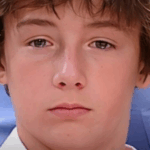 Este chico de 13 años perdió a su madre famosa en un accidente y luego tomó su apellido, a pesar de parecerse mucho a su padre: ¡Ahora es un actor famoso!