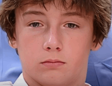 Este chico de 13 años perdió a su madre famosa en un accidente y luego tomó su apellido, a pesar de parecerse mucho a su padre: ¡Ahora es un actor famoso!