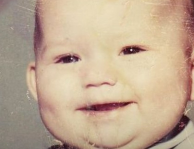 Una niña que tuvo que cuidar de sus hermanos y superar el abuso de su padrastro: ¡creció y se convirtió en una estrella conocida!